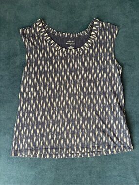 3/$15 Banana Republic Navy and Cream Sleeveless Ikat Tank